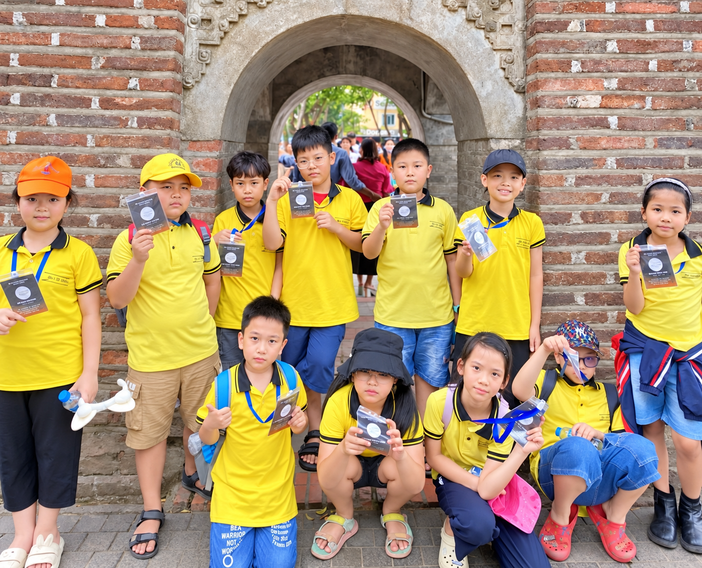 Nhóm học sinh hoàn thành thử thách giao tiếp tại Bờ Hồ